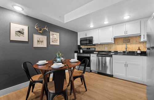 Branson Condo | King Suite w/Pool 2 min to Branson Landing