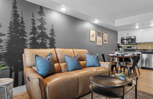 Branson Condo | King Suite w/Pool 2 min to Branson Landing