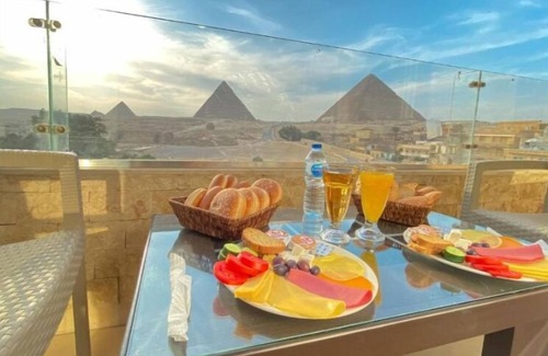 Al Manial Apartment | King Suite with Balcony pyramids and sphinx view