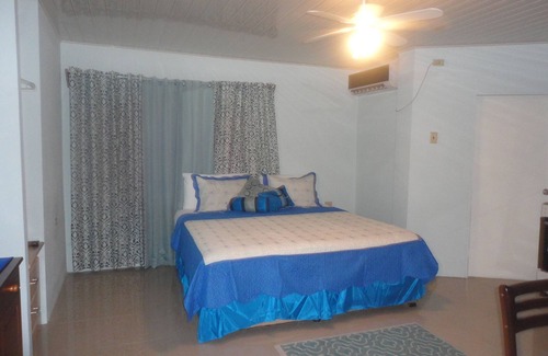 Carnbee Hotel | King Suite with Kitchenette at Bellissimo