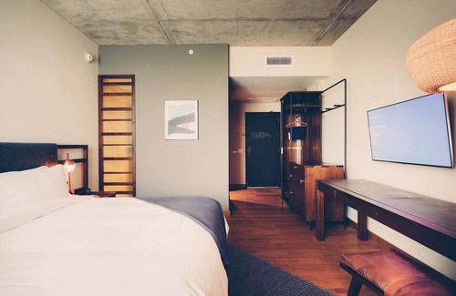 South River City Hotel | King Suite with Soaking Tub & Balcony in Austin