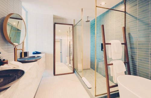 South River City Hotel | King Suite with Soaking Tub & Balcony in Austin