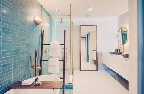 South River City Hotel | King Suite with Soaking Tub & Balcony in Austin