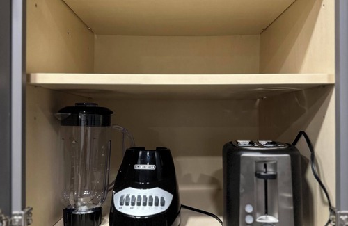 Madison Apartment | King W/D Smart TV Gym 300Mbps Full Kitchen Garage