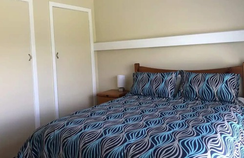 Portland House | Kingfisher Cottage - 5 minute walk to cliff top and whale watching platform