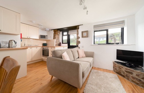 Littleham Cottage | Kingfisher Cottage - Dog friendly sleeping 4 with a pool