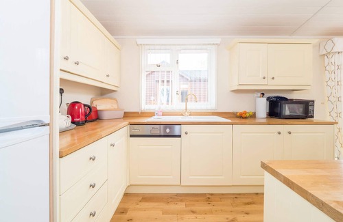 Tiddington Cabin | Kingfisher lodge with wonderful river views just 1 mile from Stratford upon Avon