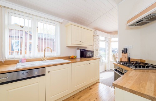 Tiddington Cabin | Kingfisher lodge with wonderful river views just 1 mile from Stratford upon Avon