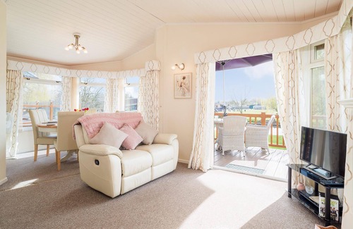 Tiddington Cabin | Kingfisher lodge with wonderful river views just 1 mile from Stratford upon Avon