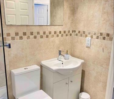 Northampton House | Kingmaker House, Free Driveway Parking and Garden! Fully Equipped, Sleeps 5 Guests