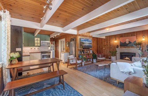 Kings Beach Cabin | Kings Beach Cottage | Pet Friendly, Hot Tub, Desk