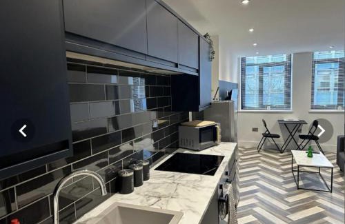 Peterborough Apartment | Kings Gate City Centre Apartments - 1 Bed - WIFI - Videocom Entry - Close to Bus & Train Stations - Professionals, Contractors & Tourist Ready