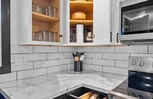 Green Bay House | Kings of the North - Spacious, Modern, Entertain!