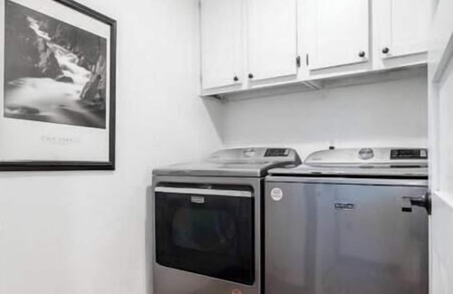 Green Bay House | Kings of the North - Spacious, Modern, Entertain!