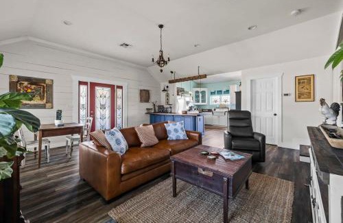 Boerne House | Kingsby Cottage - 1 Bedroom w Mountain views