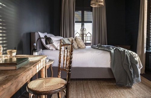 Historical Center Bruges Apartment | Kingsize room with luxurious bathroom in the historic center.