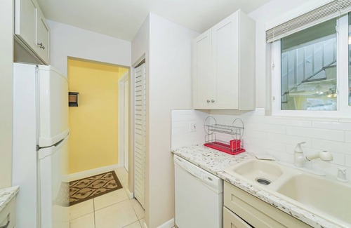 Saint Armands Key Condo | Kingston Arms 19A - Lido Beach!