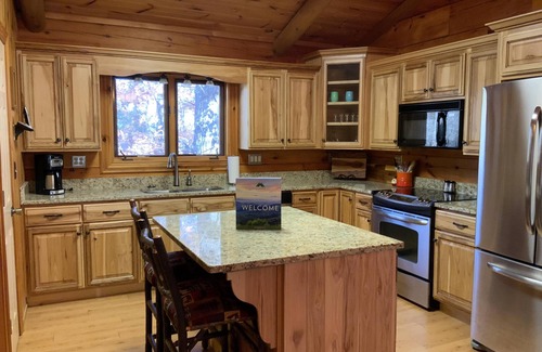 Massanutten Cabin | Kip's Mountain Getaway- Charming Log Cabin with HOT TUB and GAME ROOM