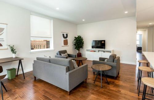 Central Business District Apartment | Kislak 303 Luxurious 2BR in Heart of Downtown