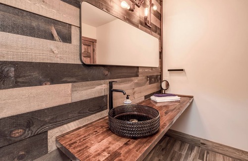 Prescott Apartment | Kitchen & Cozy Living | Free Parking