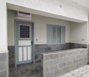 Canto do Forte Villa | Kitnet térrea com cozinha e ar-condicionado