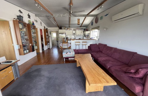 Algies Bay House | Kiwi Bach 5min stroll to the beach