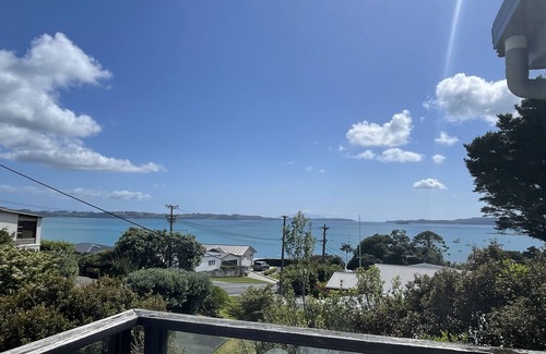 Algies Bay House | Kiwi Bach 5min stroll to the beach