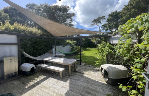 Algies Bay House | Kiwi Bach 5min stroll to the beach