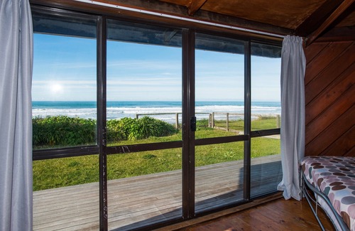 Ocean Beach Cottage | Kiwiana Bach - Ocean Beach Bach