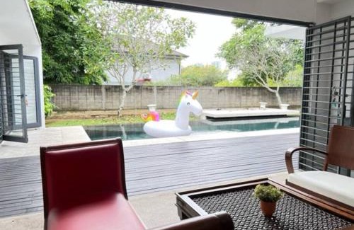 Petaling Jaya Villa | KL PJ Garden Pool Villa Karaoke