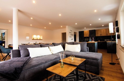 Niedershausen Apartment | Kleeoase: Luxury vacation apartment | jacuzzi | roof terrace | cooking island