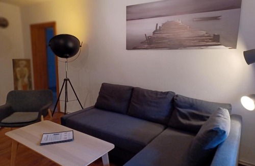 Steinhoefel Apartment | Kleine Galerie Apartment für 3 mit Küche Kamin Netflix Parken und Hofladen