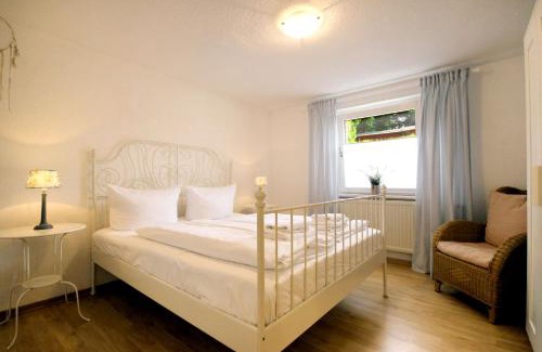 Sellin Apartment | kleines Haus am Wald by Rujana