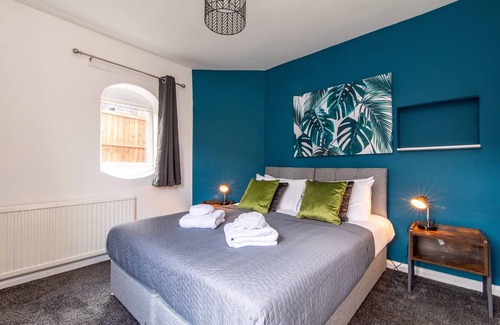 Mapperley House | Kneeton Vale - Modern 4 bedroom with dining for 6 and enclosed rear garden