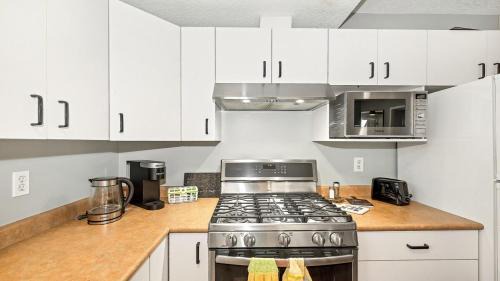 Saanich West Apartment | Knockan Hill Rentals - Ground Floor Suite