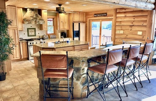 Livingston House | Knot Loggin’ Inn - Rustic charm with modern comfort & endless lakefront views