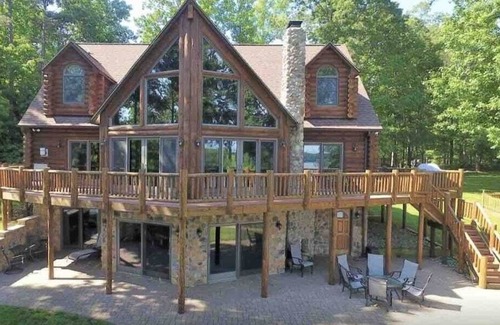 Livingston House | Knot Loggin’ Inn - Rustic charm with modern comfort & endless lakefront views