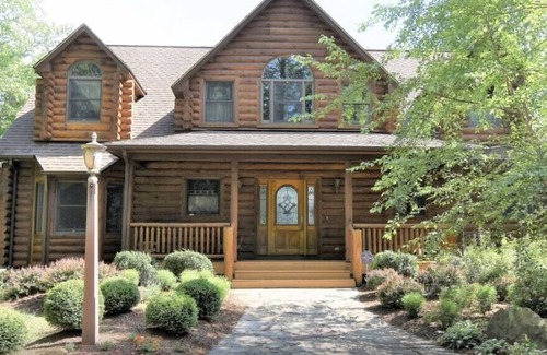 Livingston House | Knot Loggin’ Inn - Rustic charm with modern comfort & endless lakefront views