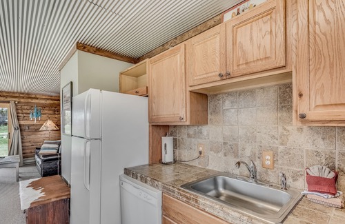 Clark Cabin | Knotty Pine- Mountain cabin with stunning views