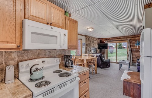 Clark Cabin | Knotty Pine- Mountain cabin with stunning views