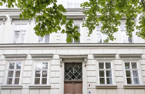 Altstadt Apartment | Ko-Living Space Opera | Suite 12 | Kitchen | Living room | Dart | City center