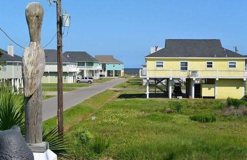Port Bolivar House | Kokomo Jo's -Charming 3 Bedroom, close to beach with view. Special touches!