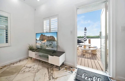 Hollywood Lakes Apartment | Komffy Waterside Escape w/Queen Bed and Free Parking