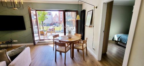Elblag Apartment | Komfortowy Apartament Przy Bramie Targowej z tarasem- Old Town