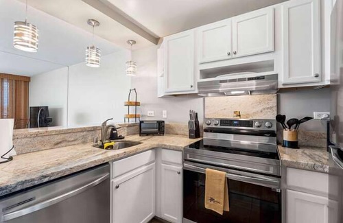 Historic Kailua Village Condo | Kona Alii#407: Stunning Corner Unit in the Heart of Kona