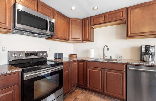 Historic Kailua Village Condo | Kona Plaza 201: Cozy Condo w/AC, Shared Pool & Ocean Views