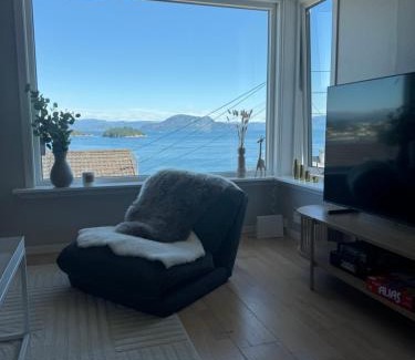 Leirvik Apartment | Koselig leilighet med utsikt, gåavstand fra sentrum
