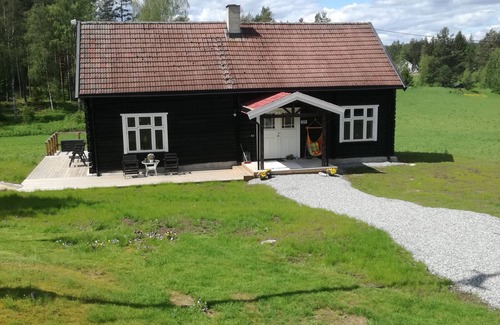 Modum House | Koselig Verneverdig hus fra 1803 i de Norske Skogene, Kjæledyr Etter Avtale