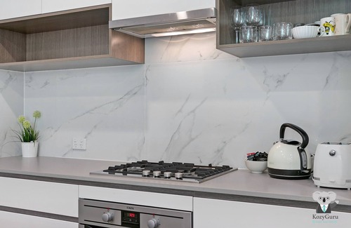 Waitara Apartment | KOZYGURU Waitara 2 Bed APT Train Station