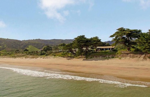 Kuaotunu House | Kuaotunu Beachfront - the beach at your door